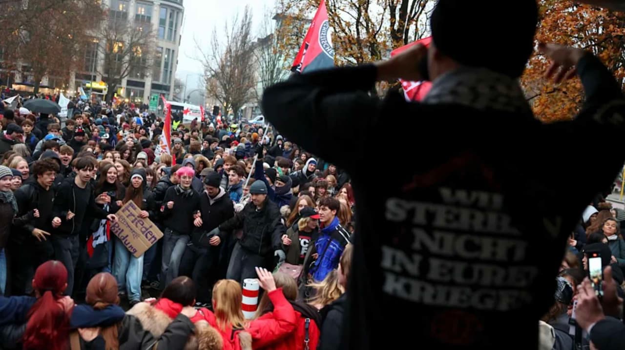 Vokietijoje protestai prieš politinius iškrypėlius – jaunuoliai 90-yje miestų atsisako tapti „patrankų mėsa“