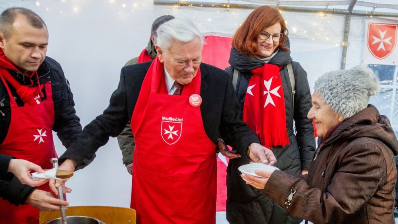 **Maltiečių sriubos pilstymo šventėse visada dalyvauja iškiliausios Lietuvos asmenybės. Archyvinė nuotr.**