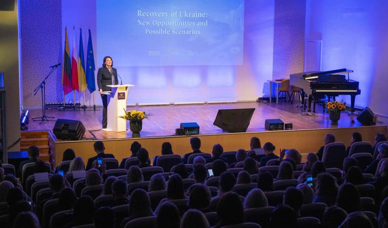 Pirmoji valstybės ponia Diana Nausėdienė dalyvavo tarptautiniame forume „Ukrainos atsigavimas: naujos galimybės ir raidos scenarijai“, kuris vyko Ukrainos centre Vilniuje.