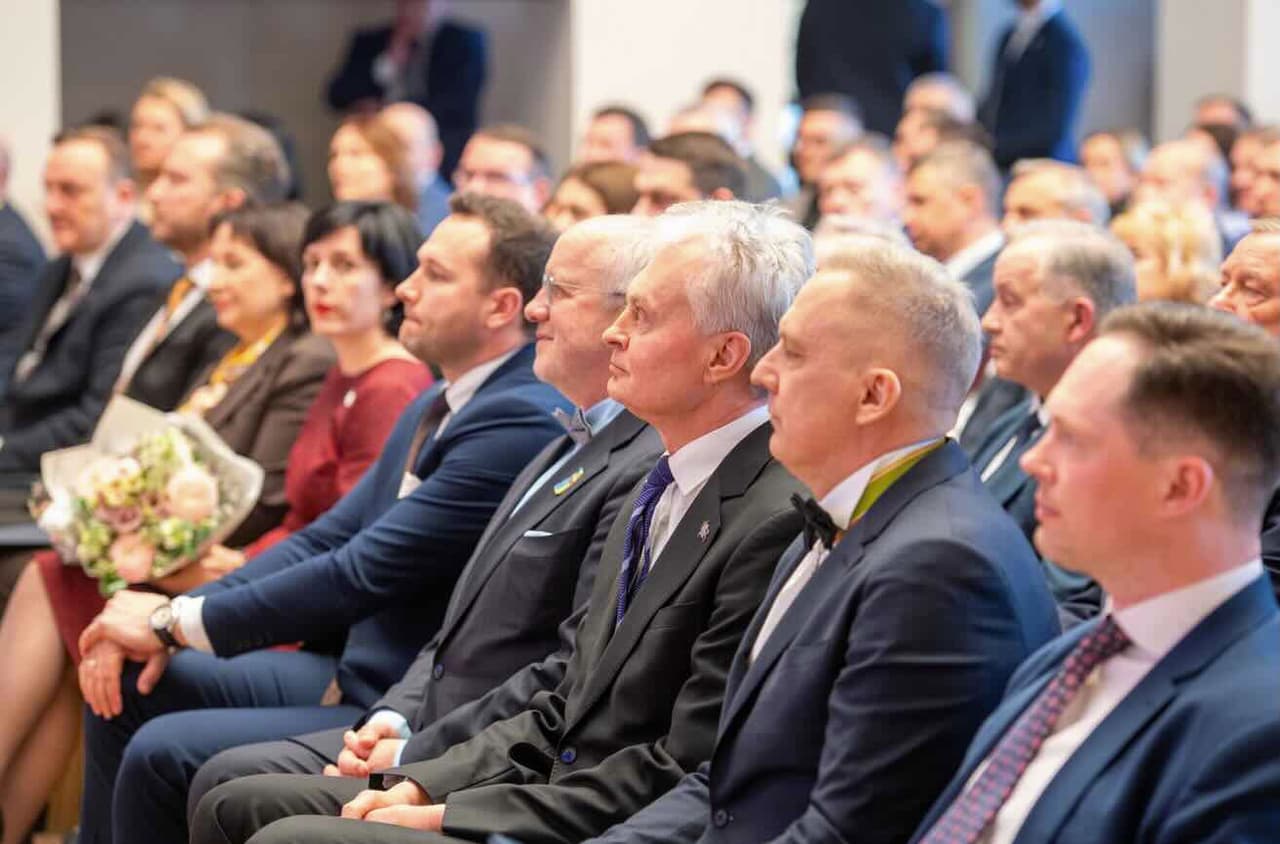 Kol lietuviai džiaugėsi vitrinomis, jų valstybę ramiai supirkinėjo