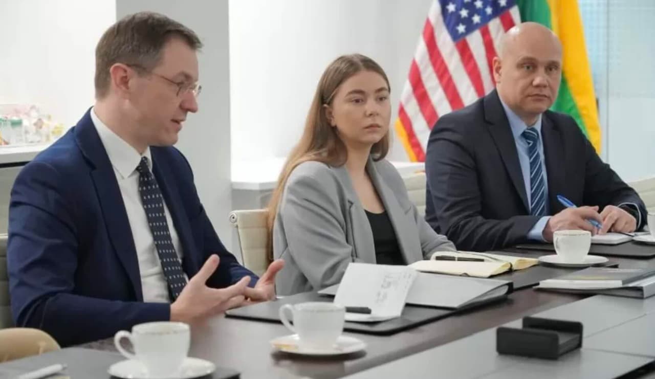 **Krašto apsaugos viceministras Karolis Aleksa istorinio susitikimo metu (kairėje).**