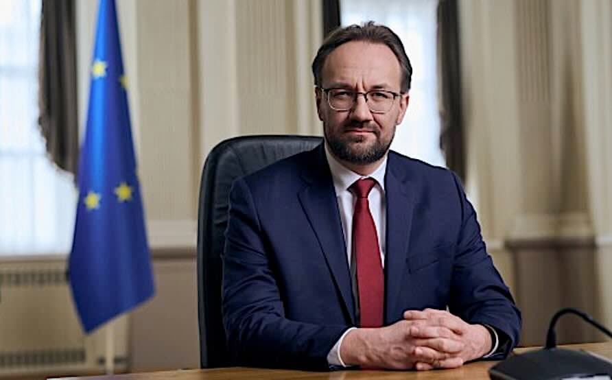 Siekiama grynuosius pinigus įteisinti Konstitucijoje, taip apsisaugant nuo politinių ilgapirščių