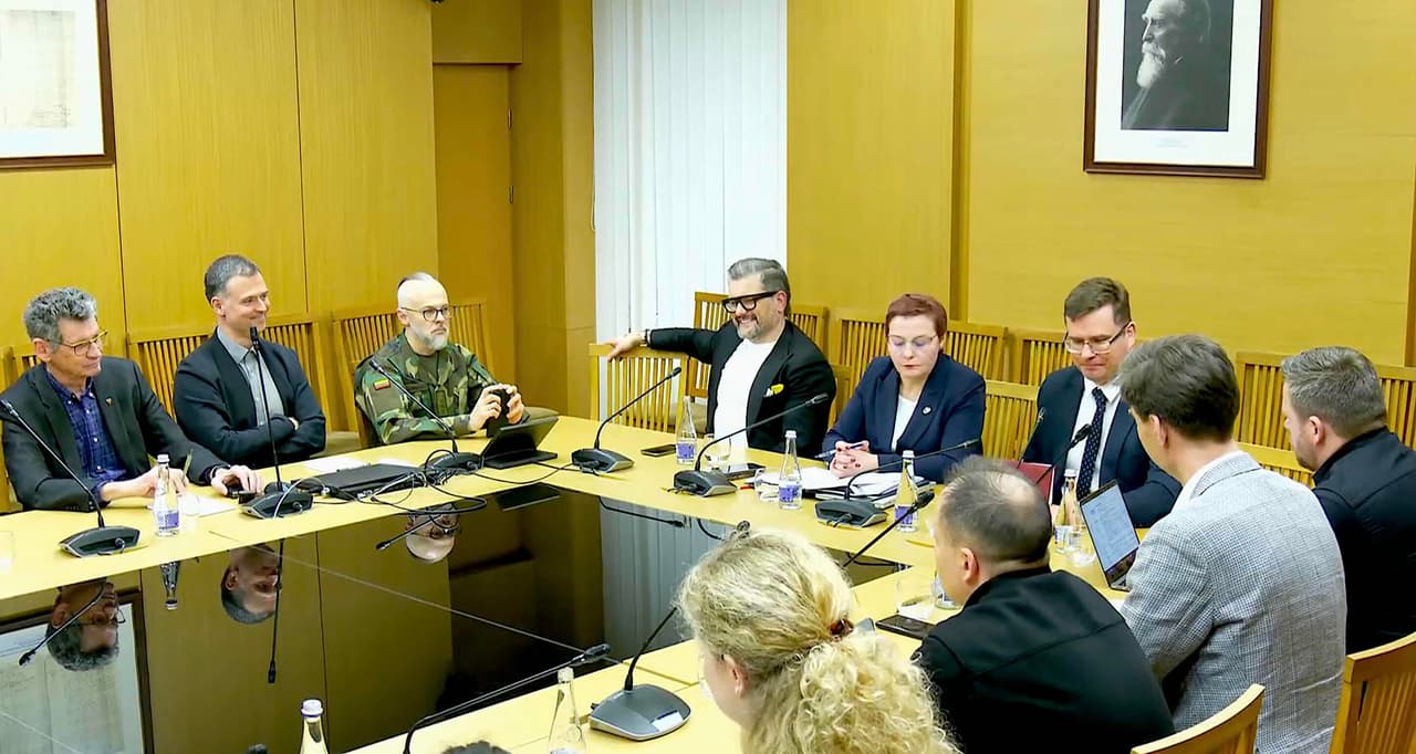 „Visi kovojame savo karą“: kas kontroliuoja šaulių informacines operacijas, apibūdintas „Al-Qaeda“ principu?