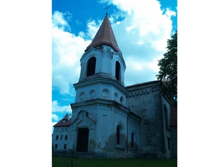 Liackių koplyčia, kurią tvarkiusį kunigą Joną Jankauską 1864-aisias Užuguostyje pakorė caro kazokai. Kas liko iš Liackių mauzoliejaus, nežinia, nes jau po atgimimo buvo baigti caro pradėti darbai: neatlikus tyrimų, pritrūkus lėšų, statybinėmis šiukšlėmis galutinai užversti palaidojimų rūsiai.