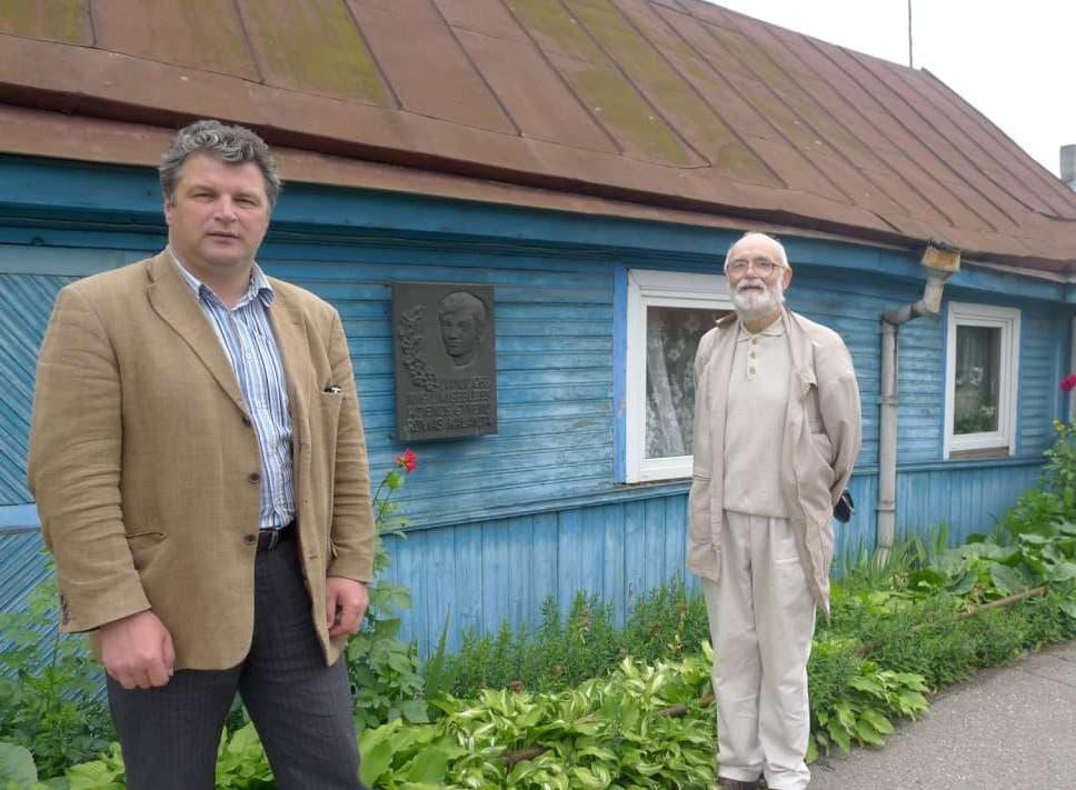 R. Kaminskas ir A. Kalanta prie R. Kalantos namo
