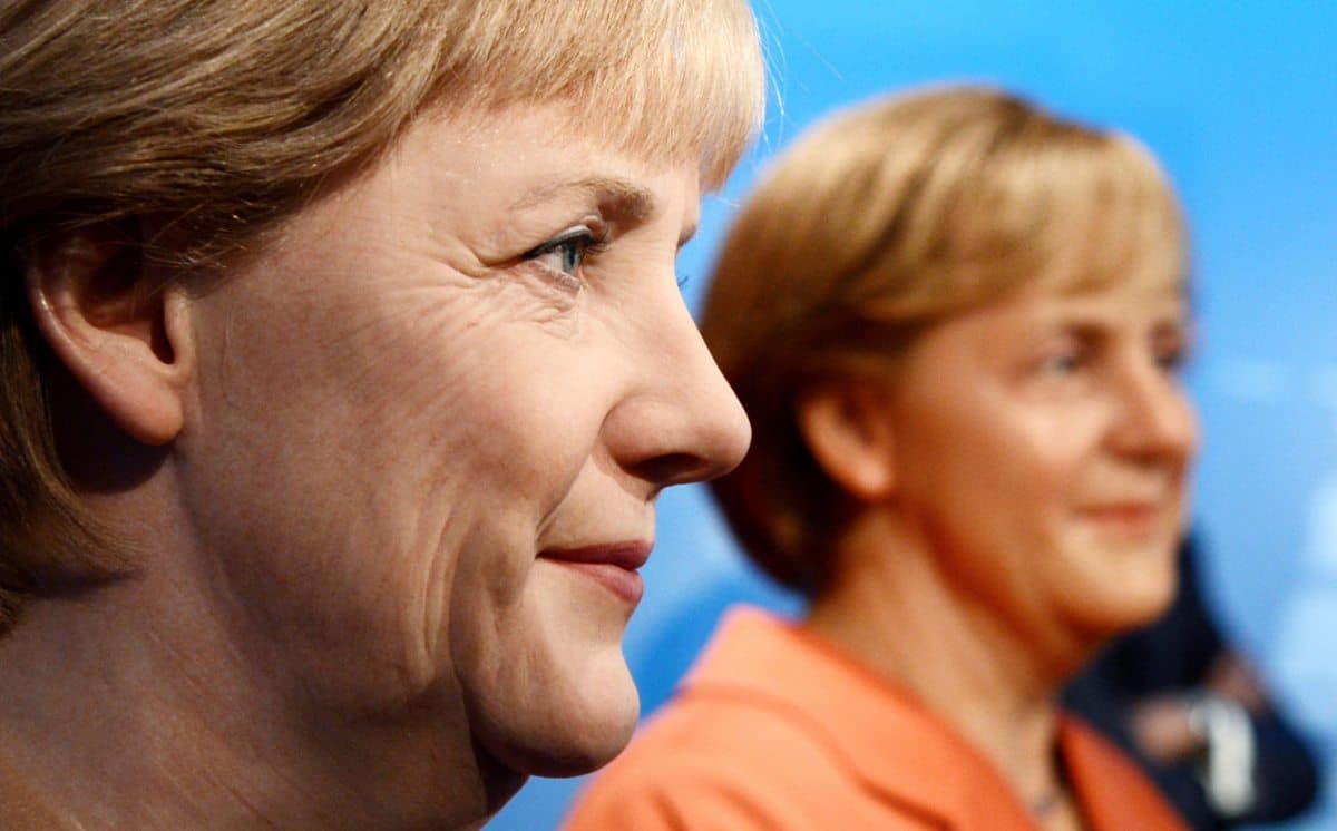 Nauja Vokietijos kanclerės Angelos Merkel vaškinė figūra (kair.) ir vaškinė figūra, daryta 2005-aisiais (d). EPA-ELTA nuotr.