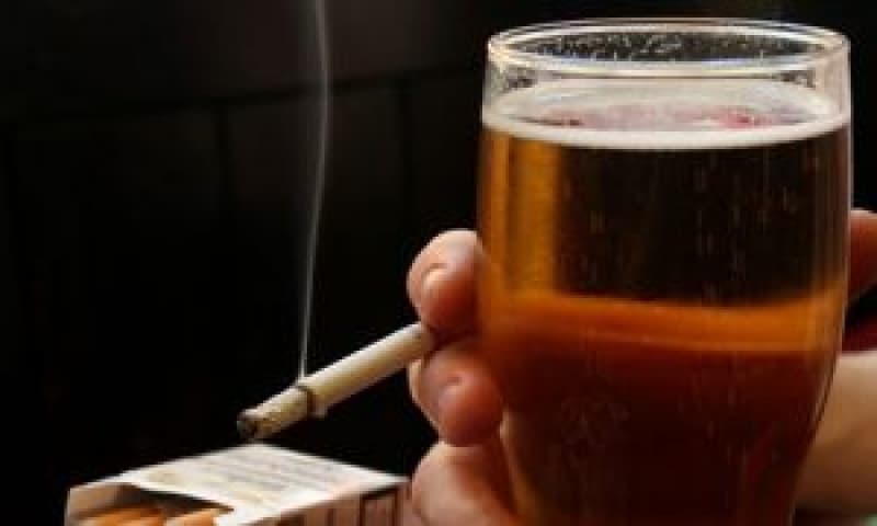 Seimas spręs, ar didinti akcizus alkoholiui ir rūkalams