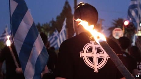 Apklausa: po neonacistinio nužudymo Graikijos „Auksinės aušros“ reitingai krenta