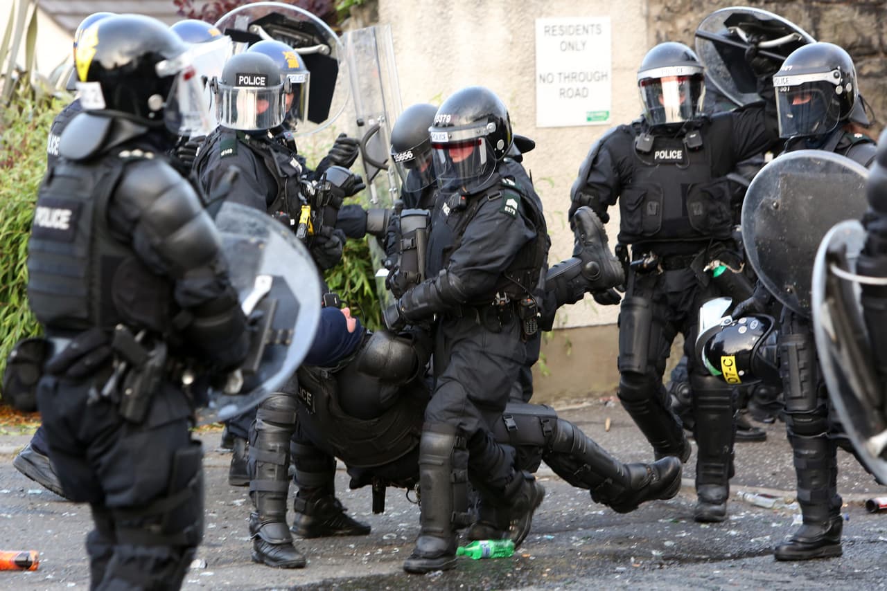 Belfaste per riaušes sužeista dešimtys policijos pareigūnų ir parlamentaras. EPA-ELTA nuotr.