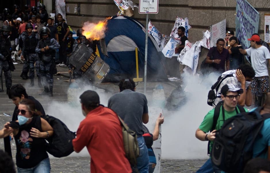 Protestuojančius mokytojus Brazilijos policija vaikė ašarinėmis dujomis. EPA-Eltos nuotr.