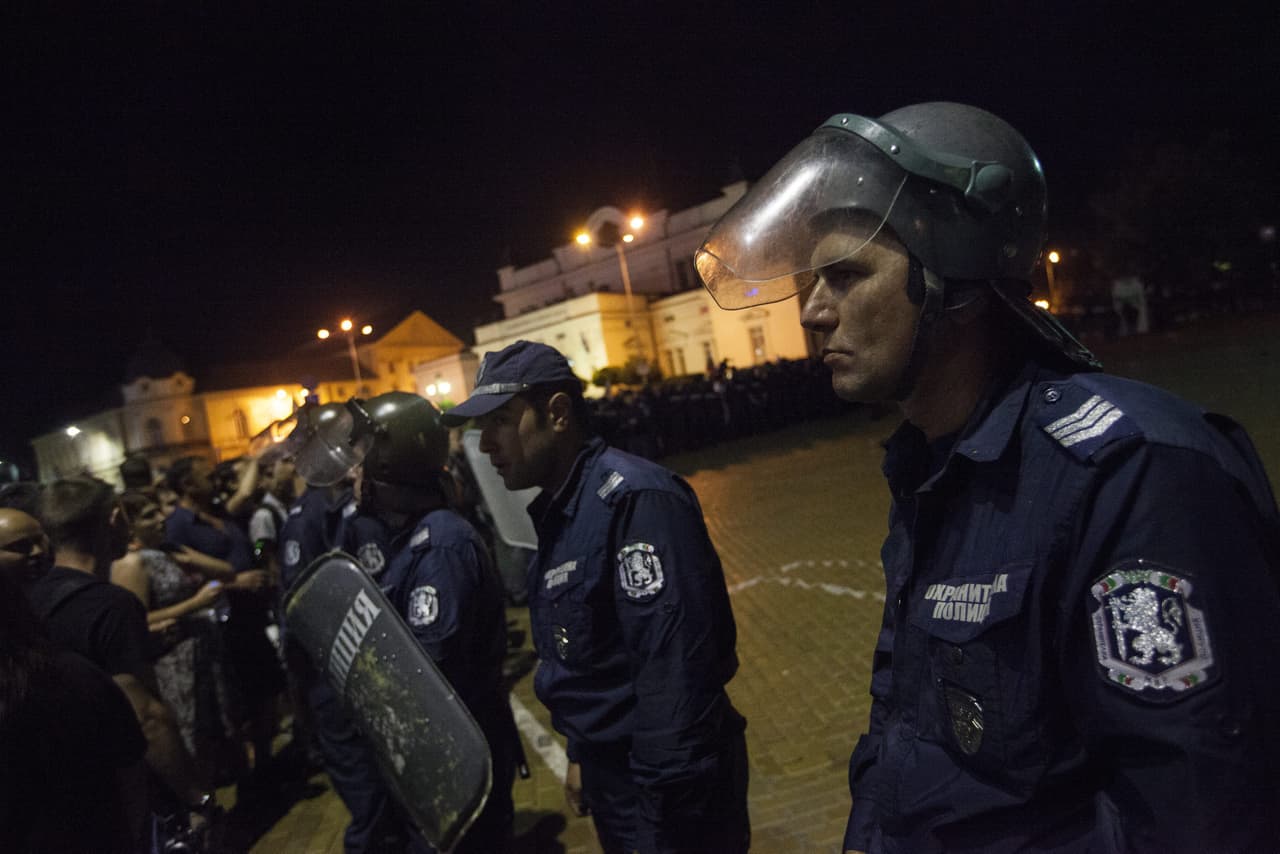 Bulgarijos policija išvadavo parlamente apsuptus politikus. EPA-ELTA nuotr.