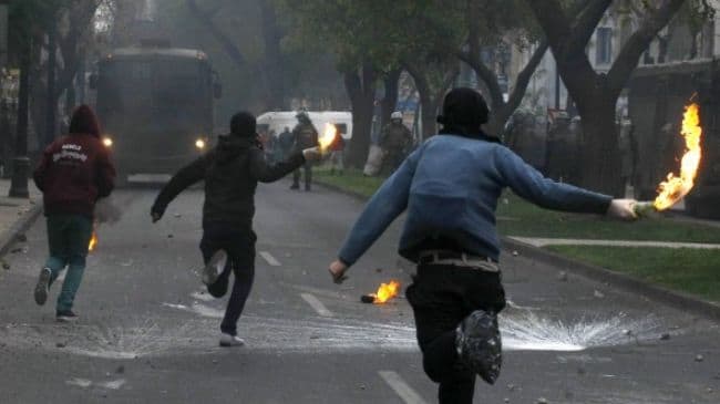 Protestuotojai Santjage su Molotovo kokteiliais birželio 26-ąją