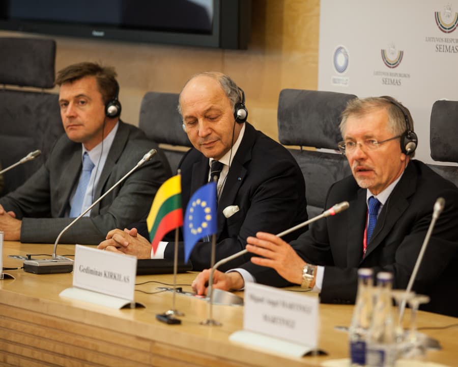 Seimo Europos reikalų komiteto pirmininkas Gediminas Kirkilas, Prancūzijos užsienio reikalų ministras Loranas Fabiusas (Laurent Fabius)(viduryje), Airijos Irachto Jungtinio Europos reikalų komiteto pirmininkas Dominikas Haniganas (Dominic Hannigan) (pirmas iš kairės). E.eu nuotr.