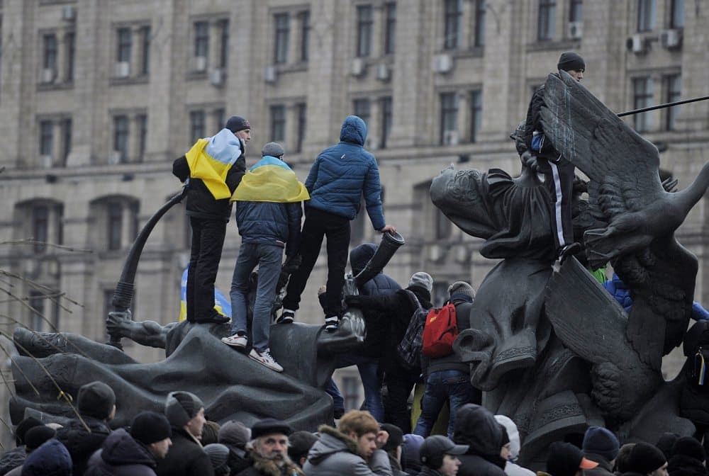 Sekmadienį daugiau nei 100 tūkst. Ukrainos integracijos į Europą šalininkų reikalavo pirmalaikių rinkimų, skelbia „EUbusiness“. EPA-Eltos nuotr.