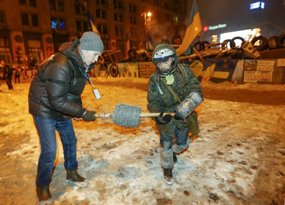 Protestuotojai Ukrainoje tvirtina barikadas. EPA-Eltos nuotr.