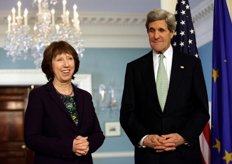 Catherine Ashton ir Johnas Kerry