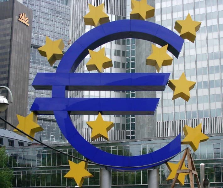 ECB ekspertai sumažino euro zonos ekonomikos prieaugio prognozę