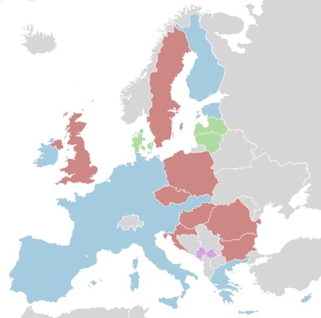 Mėlyna - ES narės, naudojančios eurą (euro zona); žalia - Europos valiutų kurso mechanizmo narės (ERM II); raudona - kitos ES narės; geltona - narės, naudojančios eurą sudarius sutartį su ES; rausva - narės, kurios vienašališkai priėmė eurą. Pav. iš „wikipedia.org“