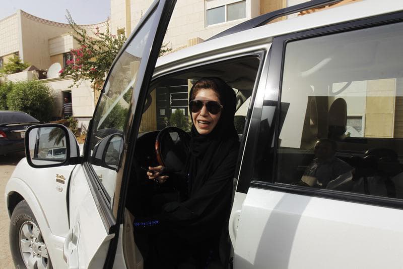 Azza Al Šmasani nepakluso Saudo Arabijos valdžiai ir vairavo automobilį Rijade 2011 m. birželio 22 d.