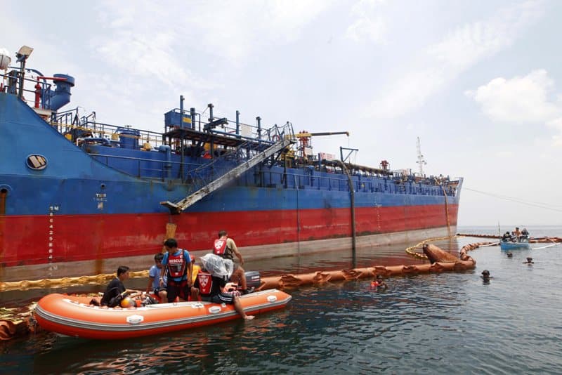 Filipinuose išsiliejo 500 tūkst. litrų naftos. EPA-ELTA nuotr.