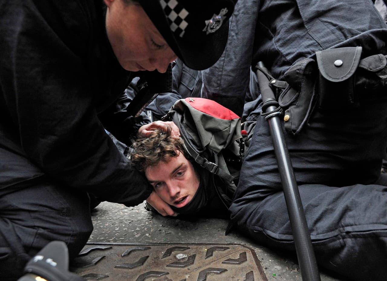 Draugiška Londono policija ir agresyvus antikapitalistas, nenorintis, kad pasaulį valdytų G8 ir panašios grupuotės