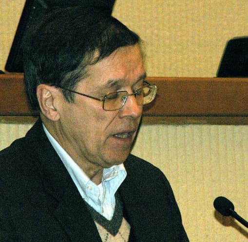 „K. Girniaus minimi rinkėjai gavo per galvą ar su N. Venckiene, ar be jos. N. Venckienė tapo tik nelaimės vėliava, be kurios ar su kuria tos nelaimės vis vien išlieka. Rinkėjui nereikia N. Venckienės, rinkėjui reikia spręsti realias teisėsaugos problemas. Jam reikia matyti teisybę viešajame gyvenime. Kodėl atpirkimo ožiu daromas kažkoks vienas asmuo, o nekalbama apie realias problemas?”, - klausia A. Švarplys, polemizuodamas su filosofu, publicistu, politikos apžvalgininku, pedagogu Kęstučiu Girniumi (nuotraukoje).