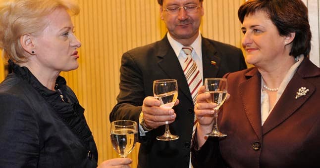 Dalia ir Loreta (per vidurį Viktoras). Nuotr. ve.lt