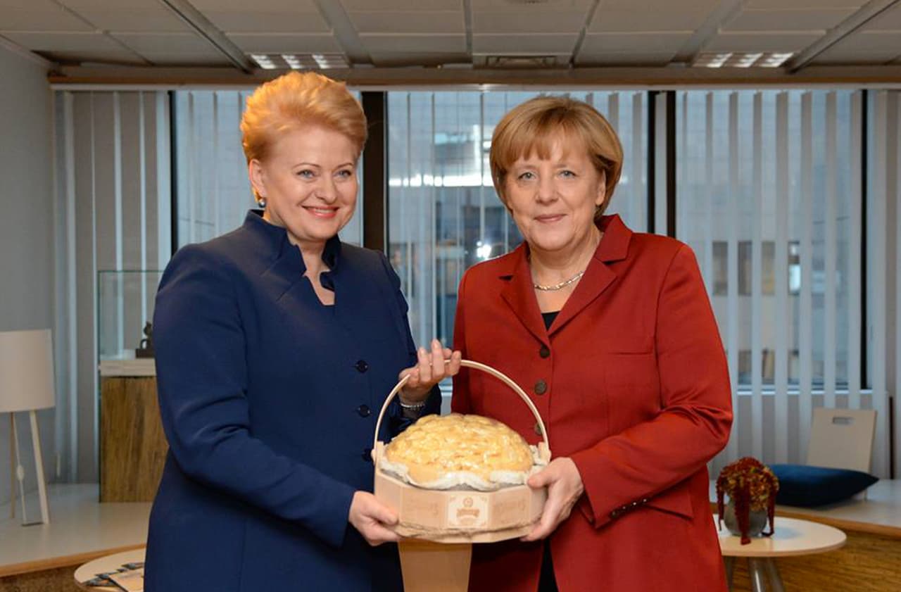 D. Grybauskaitė padovanojo A. Merkel didžiulį lietuvišką sūrį