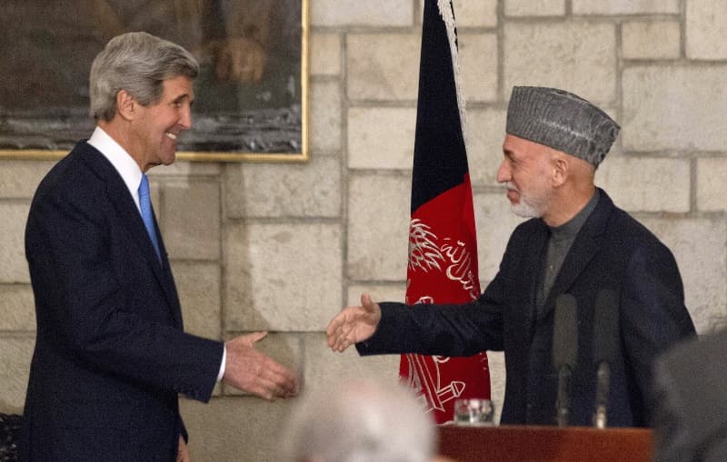 Johnas Kerry ir Hamidas Karzai
