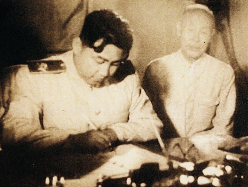 Šiaurės Korėjos lyderis Kim Il Sungas pasirašo paliaubų sutartį Kesonge. EPA-ELTA nuotr.
