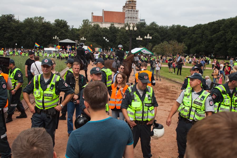 Populiari „Lietuvos ryto“ žurnalistė Asta Kuznecovaitė (per vidurį tarp policininkų oranžine liemene), kurios rašiniai dažnai puošia pirmuosius lyderio puslapius, neretai pasižymi išskirtinai sodriais aprašymais ir įžvalga rezonansinėse bylose. Klausimas, kas, iš kokių šaltinių ir dėl kokių priežasčių maitina šios žurnalistės fantaziją, kol kas lieka atviras. Nuotr. E.eu