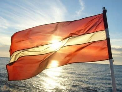 Latvijoje nedarbas toliau mažėja