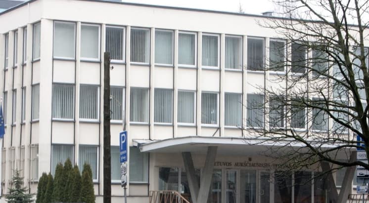 Žvelgdamas iš šių rūmų, LAT pirmininkas G. Kryževičius nepastebėjo, kad visos šalies akivaizdoje pūliuoja dvi vyriausybės