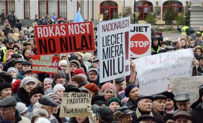 Mero N. Ušakovo rėmėjai taip pat susirinko prie savivaldybės. LETA | diena.lv nuotr.