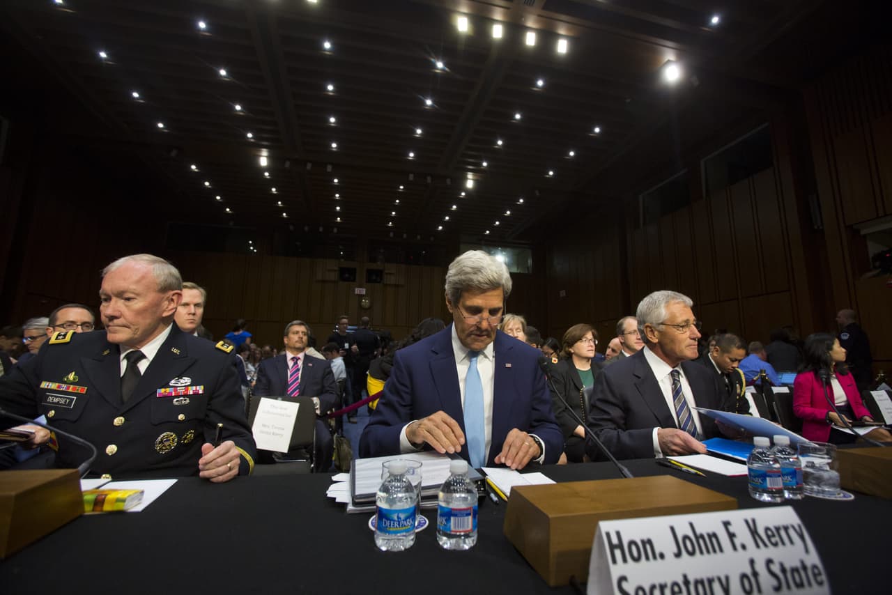 JAV valstybės sekretorius Johnas Kerry (centre). EPA-Eltos nuotr.