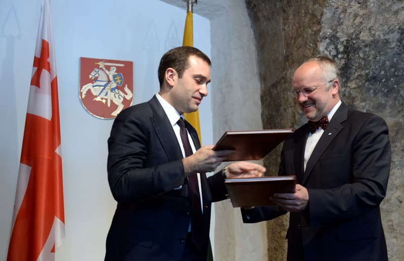 Gruzijos gynybos ministras Iraklijus Alasanija ir krašto apsaugos ministras Juozas Olekas. Gedimino Savickio (ELTA) nuotr.