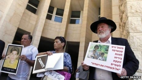 Palestiniečių kalinių artimieji protestuoja prie teismo rūmų Jeruzalėje. BBC nuotr.