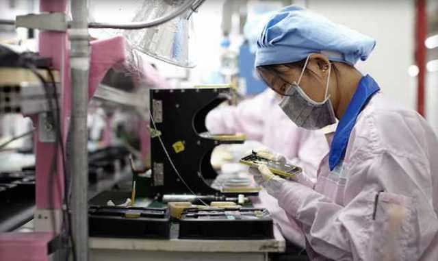 Išmaniųjų telefonų „Apple“ „iPhone 5C“ surinkimo procesas „Pegatron“ gamykloje