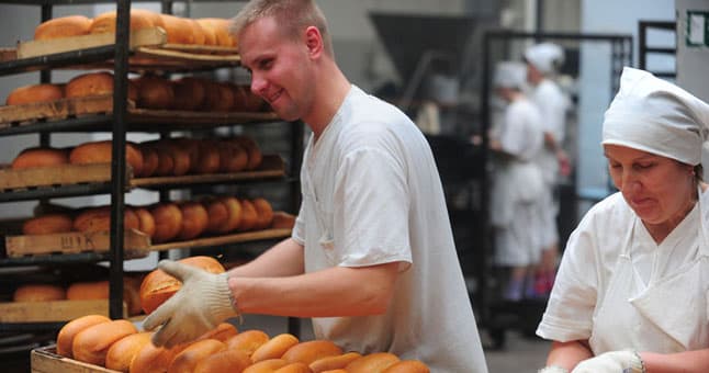 GALVOSŪKIS. Iki lapkričio 30 d. antros pakopos pensijų fondus jau pasirinkę darbuotojai turi apsispręsti, kaip toliau taupys senatvei – pasitikės „Sodros“ malone, nieko nekeis ar patys atidės nedidelę dalį pajamų senatvei ir dar gaus valstybės paskatinimą. Iš 1,1 mln. tokių asmenų 845 tūkst. kol kas dar neapsisprendė. © ITAR-TASS/SCANPIX nuotr.