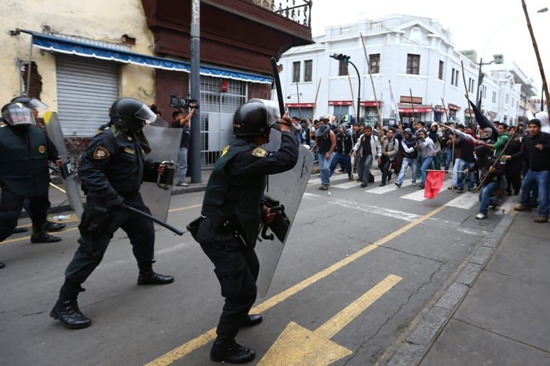 Peru tarp policijos ir demonstrantų kilo susirėmimai dėl valstybinio sektoriaus reformos