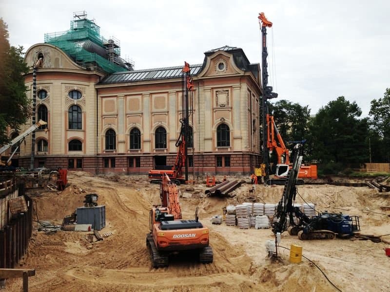 Pačiame Rygos centre pradėta grandiozinė Latvijos nacionalinio meno muziejaus rekonstrukcija pagal jaunų Lietuvos architektų projektą. V. Biekšos nuotr.