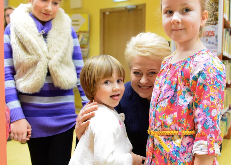 Prezidentė penktadienį, viešėdama Antanašės kaimo bibliotekoje, su dideliu malonumu paveikslavosi su ten buvusiais vaikučiais. Nuotr. prezidentas.lt
