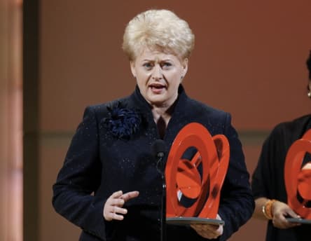 Prezidentė D. Grybauskaitė – daugelio prizų laimėtoja, tarp jų – ir žurnalo „Glamour“ „Metų Moters“ savininkė. Nuotr. prezidentas.lt