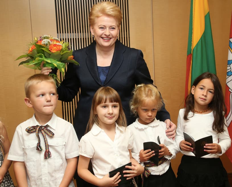 Prezidentės D. Grybauskaitės nuoširdumas pakerėjo visus mažuosius mokinukus. Nuotr. prezidentas.lt