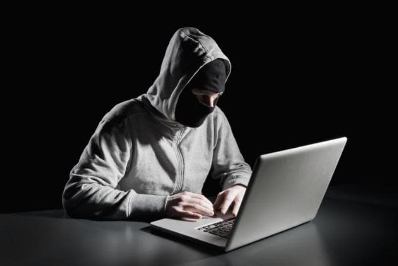 Latvija pasirašė nutarimą išduoti Jungtinėms Valstijoms programišių D. Čialovskį