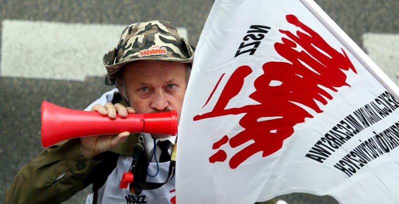 Tūkstančiai žmonių Varšuvoje dalyvavo demonstracijoje prieš taupymo ir socialinę politiką. EPA-ELTA nuotr.