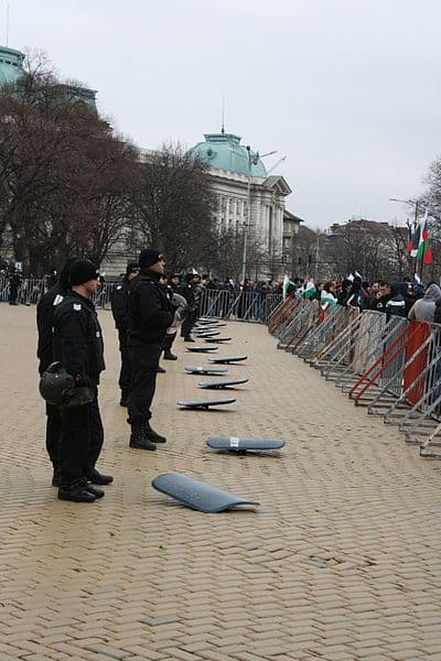 Policijos pareigūnai Bulgarijoje ne visada suima protestuotojus. Kartą jie sudėjo skydus ir taikiai atsistojo prieš juos
