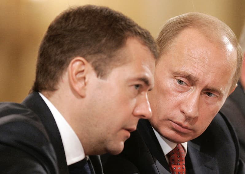 Šioje nuotraukoje galimai užfiksuota, kaip du Rusijos lyderiai - D. Medvedevas ir V. Putinas - tariasi dėl dezinformacinių atakų asmeniškai prieš Lietuvos prezidentę D. Grybauskaitę.