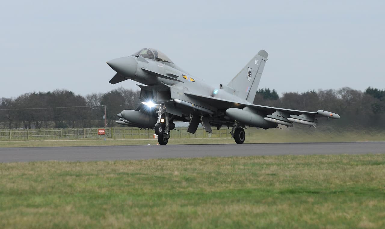 Didžioji Britanija imasi saugumo priemonių ir į bazę Kipre pasiuntė šešis „RAF Typhoon“ naikintuvus. EPA-ELTA nuotr.