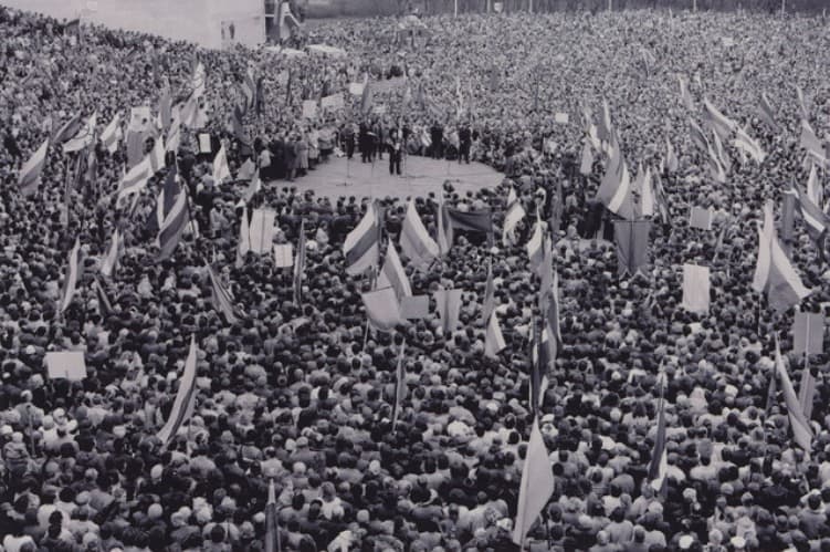 Negrįžtamai praėjo tie laikai, kai pilietiškumo išraiška buvo masiniai mitingai. Nuotr. A. Ališausko - Sąjūdžio mitingas Vingio parke 1988 m.